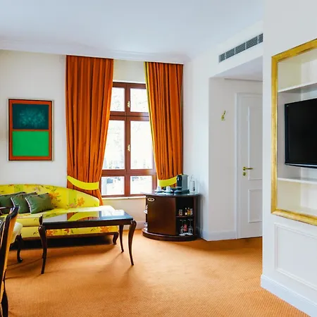 Relais & Chateaux Buelow Palais